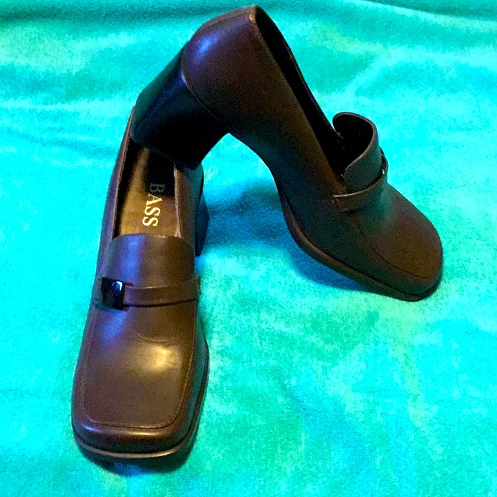 Bass vintage shoe with dark gunmetal accent